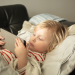 Como o uso excessivo de telas contribui para o sedentarismo infantil